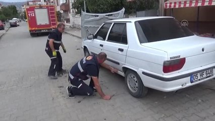 Son dakika haber... Otomobilin motor kısmına sıkışan kediyi itfaiye kurtardı