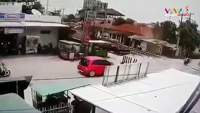 Detik-detik Mobil Dihantam Keras oleh Kereta Api