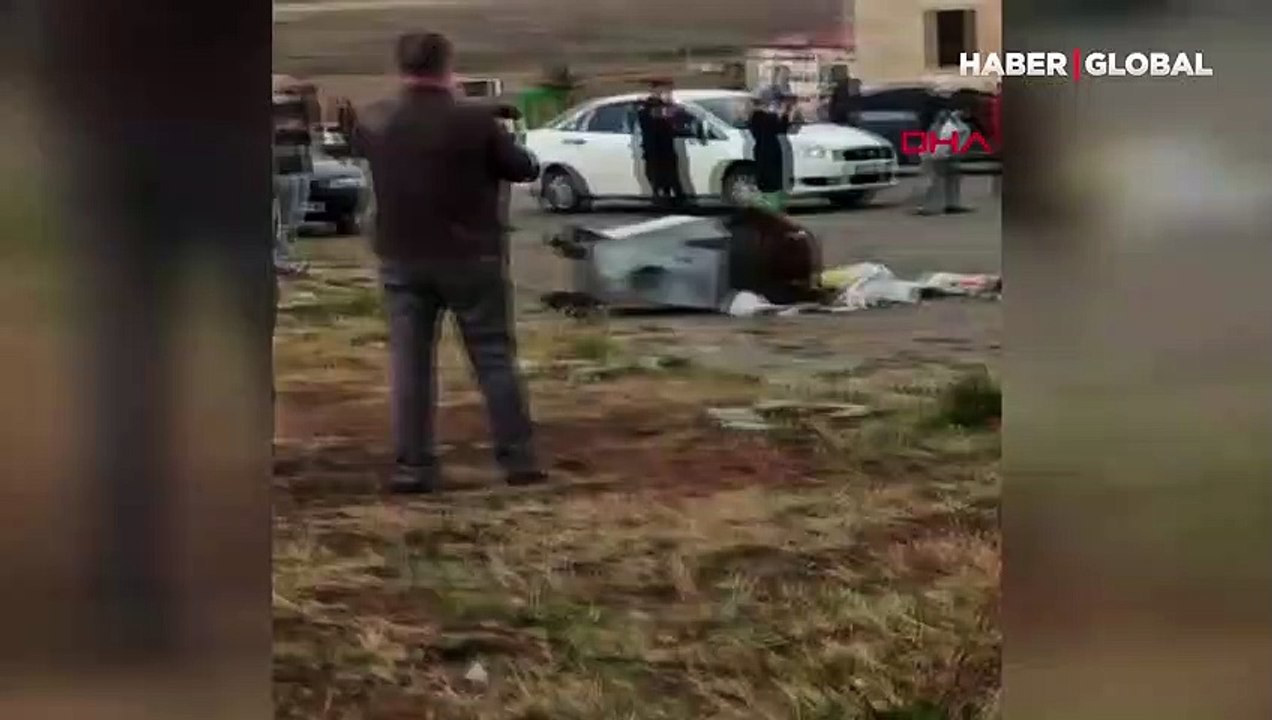 Bozayı çöpü karıştırdı, vatandaşlar özçekim yaptı