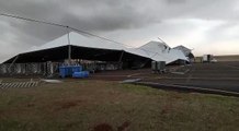 Estrutura montada para receber presidente Bolsonaro é danificada pela tempestade, em Maringá