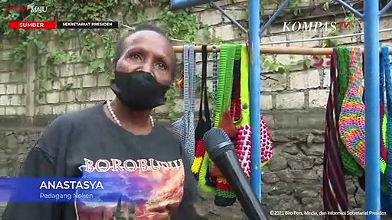 Reaksi Mama-Mama Saat Jokowi Membeli Noken Yang Mereka Jual