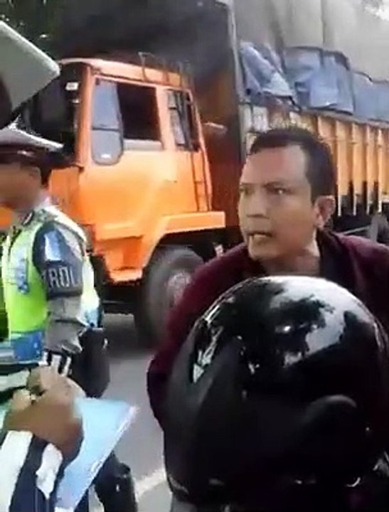 LAPAR...MAU DI AJAK MAKAN SAMA POLISI..