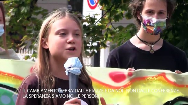 Clima, Greta infiamma il palco con il pugno verso il cielo: Ciao Milano, la speranza siamo noi