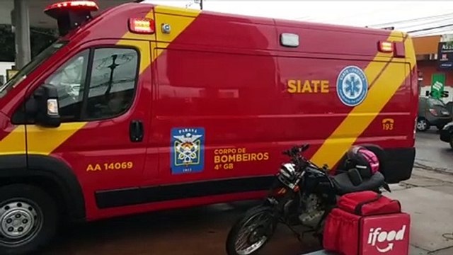 Mulher de 26 anos fica ferida após colisão entre moto e caminhonete na Rua Rio Grande do Sul