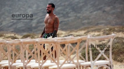Omar Sánchez disfruta de la playa unas horas antes de su boda