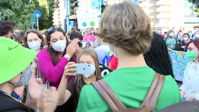 Greta Thunberg junta-se a ativistas pelo clima em Milão