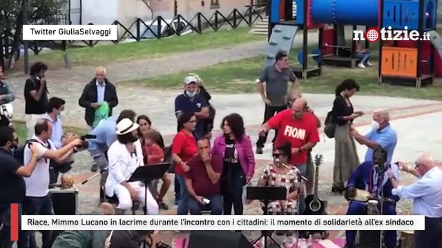 Riace, Mimmo Lucano in lacrime durante l’incontro con i cittadini: solidarietà all’ex sindaco