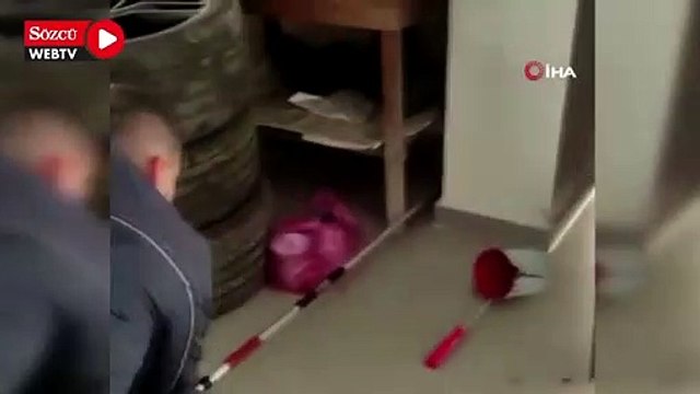 Yılan, akaryakıt istasyonunda işçilerin soyunma odasına girdi