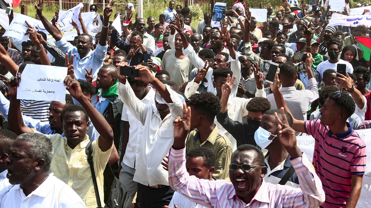 ما وراء الخبر- العسكر والمدنيون في السودان.. خلاف نفوذ أم سياسات؟