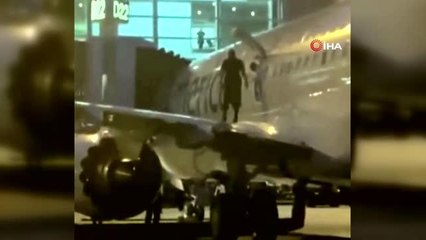 Terminale yaklaşan uçağın kanadına çıkan yolcuya gözaltı