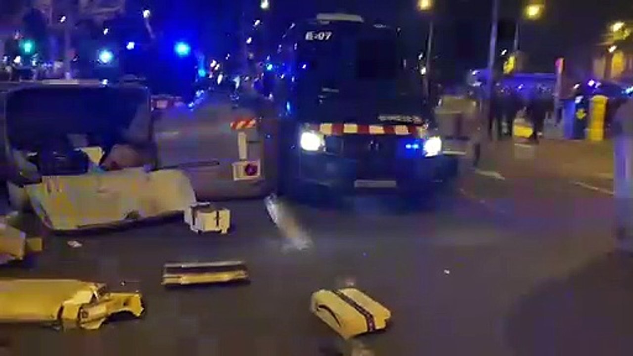 Els Mossos avancen per Via Laietana / Guillem Ramos