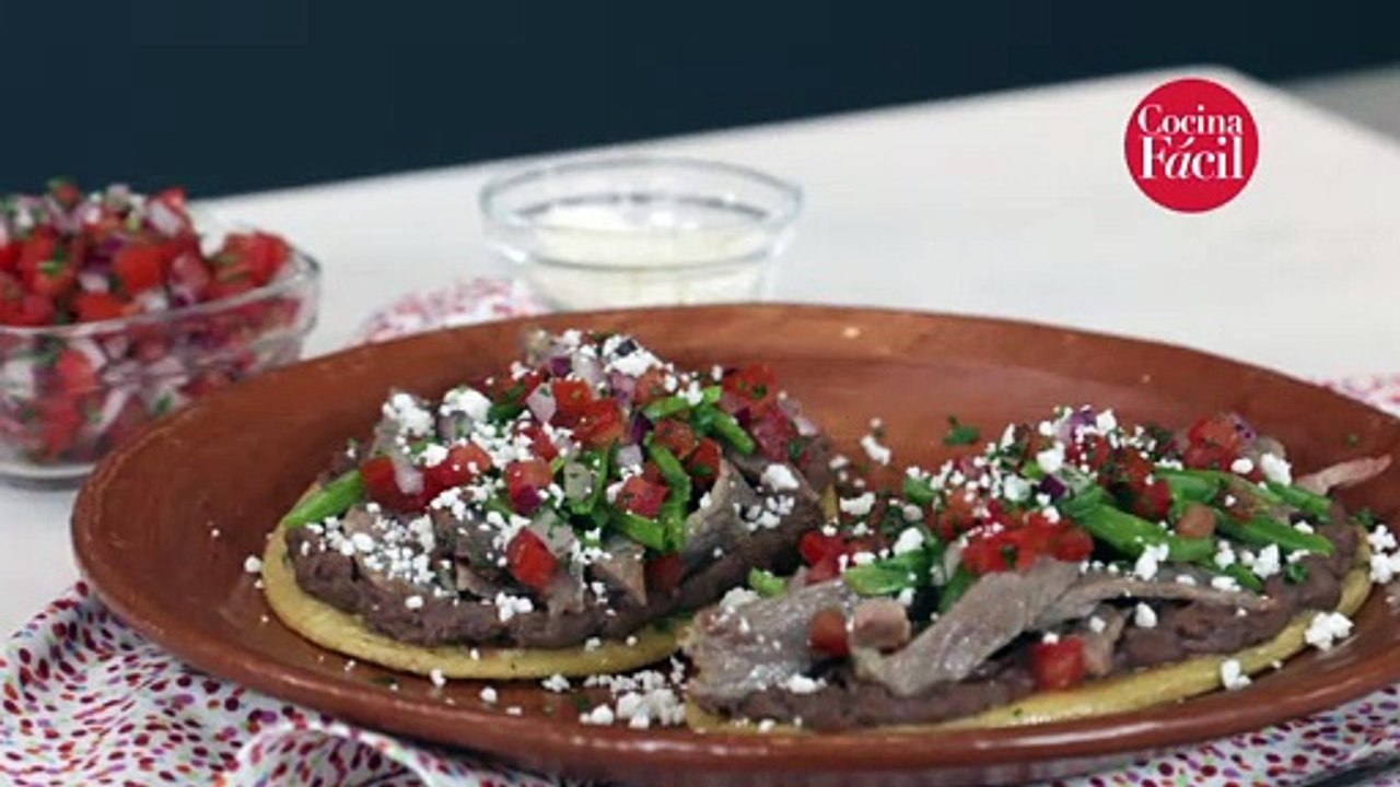 Huarache de cecina con frijoles molidos ‍