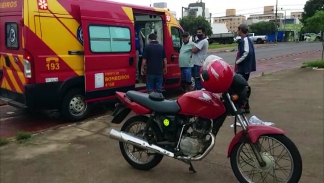 Motociclista fica ferido em colisão contra 'carretinha' acoplada em carro na Av. Tito Muffato