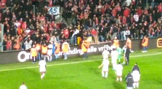 Les joueurs du Standard avec leurs supporters