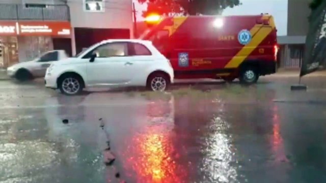 Dois carros e uma moto se envolvem em acidente no Centro de Cascavel