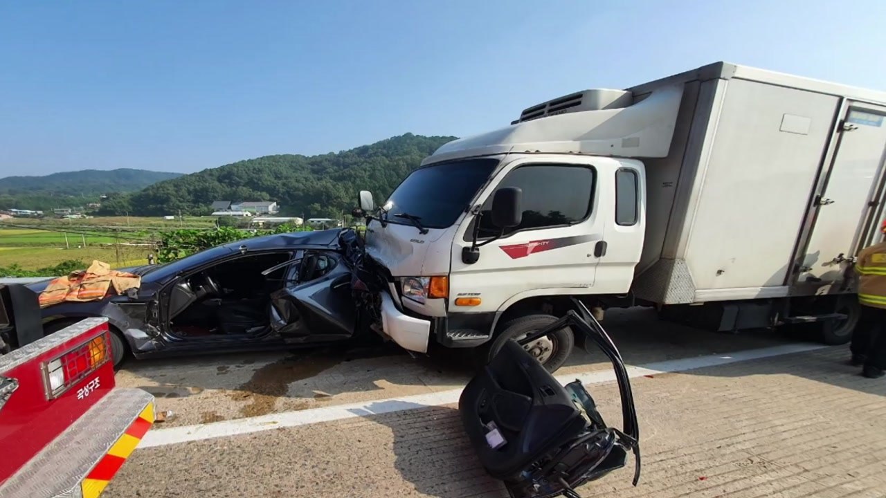 고속도로 달리던 화물차, 승용차 추돌...2명 다쳐 / YTN