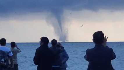 울릉도 남쪽 해상서 '용오름' 현상 포착 / YTN