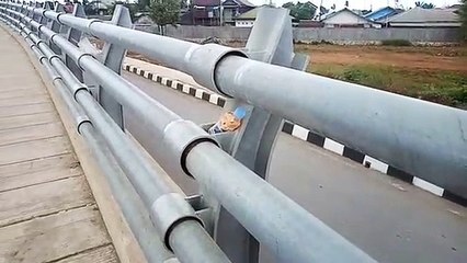 Duh! Sampah Kotori Jembatan Sei Alalak, Jejak Warga Sebelum Diresmikan