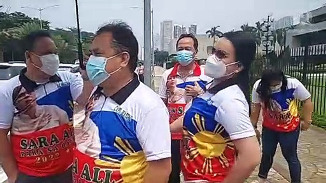 Sara Duterte supporters arrive in Sofitel area with 'Sara All' shirts, posters