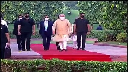 PM_Modi_pays_tribute_to_Lal_Bahadur_Shastri_at_Vijay_Ghat(240p)