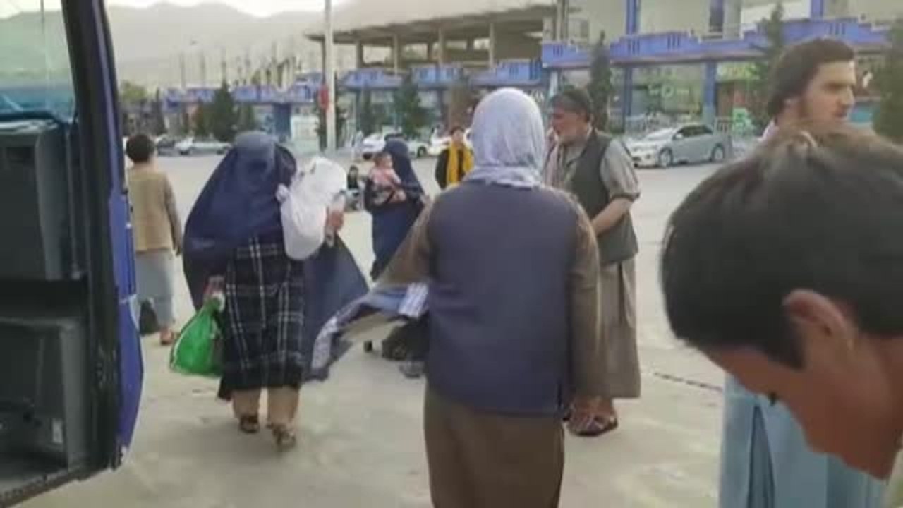 Continúa el éxodo de familias afganas en busca de un futuro mejor lejos del país