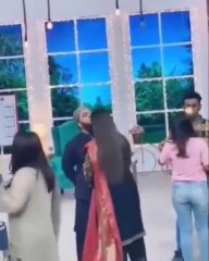 میاں بیوی اور دھاگے سے لٹکتا ہوا ایک سیب ریٹنگ کے چکر میں جگن کاظم کے مارننگ شو میں تمام حدیں پار