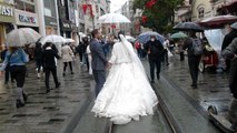 Taksim'de düğün fotoğrafı çektiren İranlı çift ilgi odağı oldu
