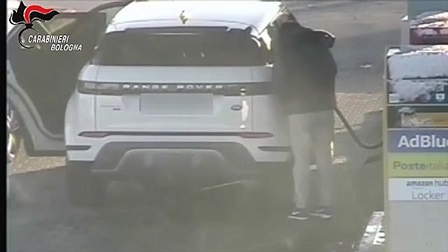 Commettono 37 rapine mentre ricevono Reddito di cittadinanza, vittime donne presso benzinai e supermercati - video girati dalle telecamere di videosorveglianza