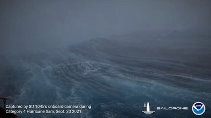 ابتكار روبوت يصوّر الموج من داخل الأعاصير