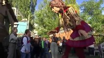 La marioneta gigante Amal recorre Europa por los derechos de los menores no acompañados