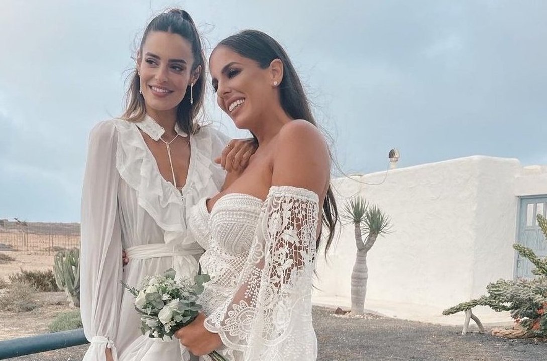Anabel Pantoja le da el ramo de su boda a Susana Molina durante la celebración en La Graciosa