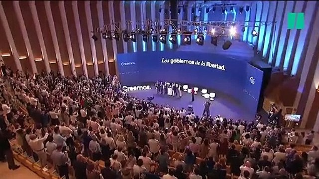 Dos besos, alguna broma y sonrisas: así ha sido el reencuentro entre Casado y Ayuso