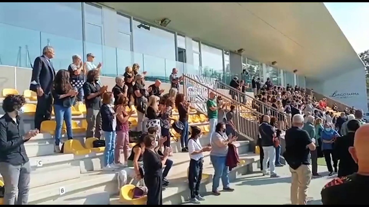 Lacrime, ricordi e musica: l'ultimo saluto a Leo