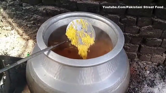 Street Food Mutanjan Zarda Sweet Rice Street food of Pakistan - National Foodies