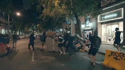 Télécharger la video: Jóvenes encapuchados queman contenedores tras la marcha por el 1-O en Barcelona