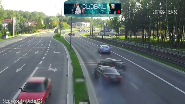 Cet automobiliste rate son dépassement et se retrouve dans une fâcheuse situation sur l'autoroute