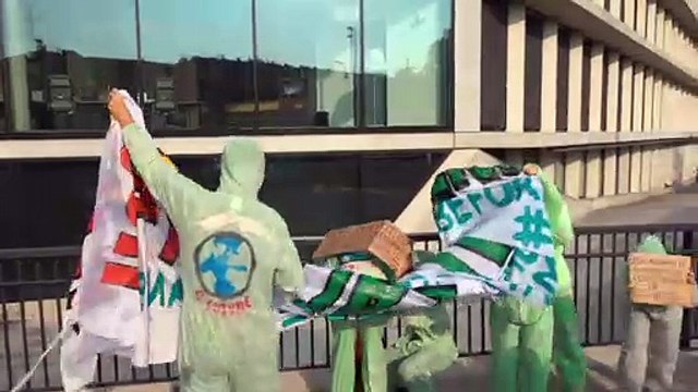 Clima, vernice sulla sede Microsoft: imbrattati anche i poliziotti durante il corteo a Milano