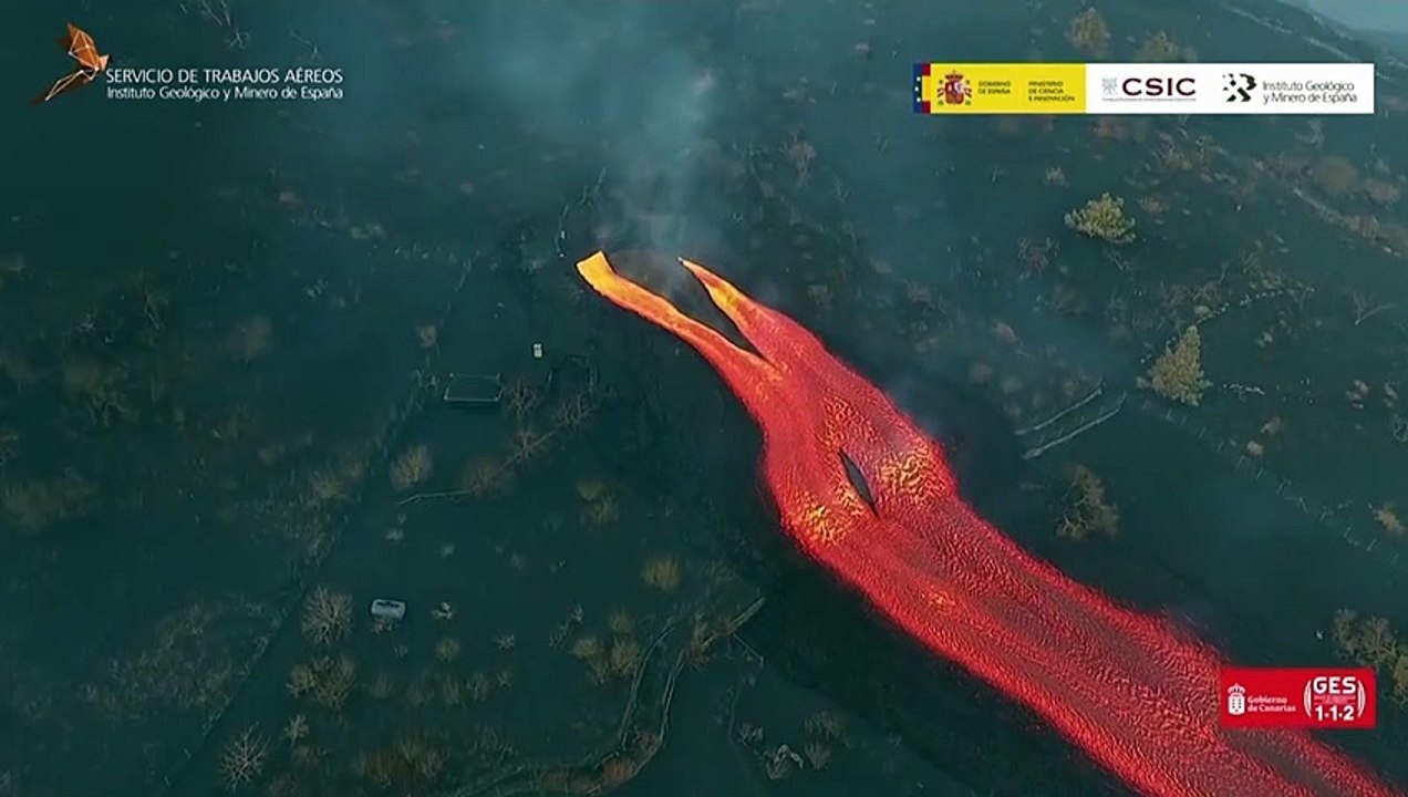 Lava fließt auf neu geformte Halbinsel im Meer