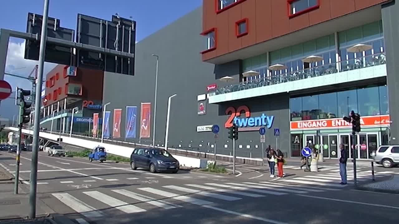 Vaccini al centro commerciale, a Bolzano ci si immunizza tra un acquisto ed un altro