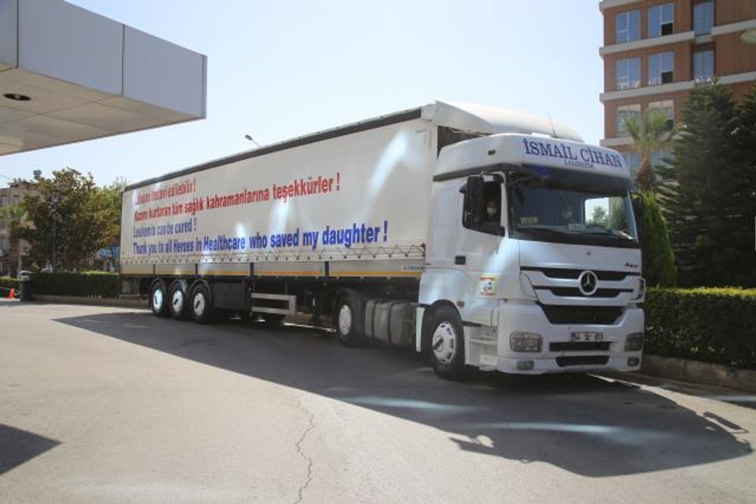 Lösemi hastası kızını tedavi eden doktorlara tırına astırdığı afişle teşekkür etti