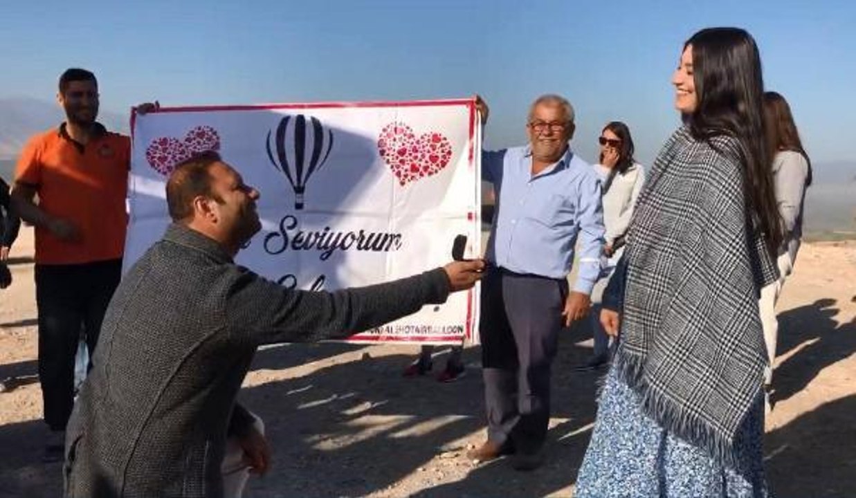 BALON TURU SONRASI TURİSTLERİN ÖNÜNDE SÜRPRİZ EVLİLİK TEKLİFİ