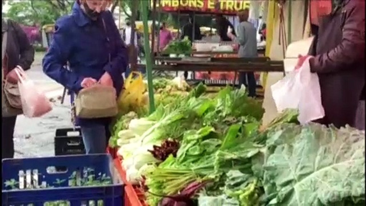 Mesmo com chuva, população aproveita a Feira do Produtor em Cascavel
