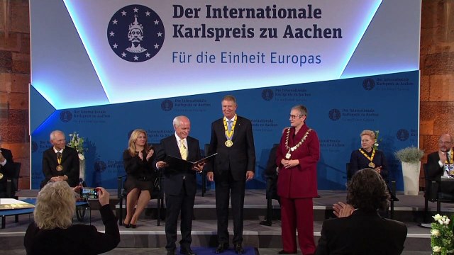 Klaus Iohannis nimmt Karlspreis entgegen