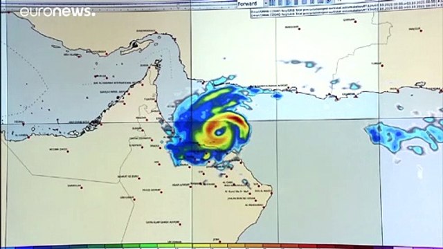 فيديو: الإعصار شاهين يضرب سلطنة عمان.. والسلطات تحث السكان على مغادرة بيوتهم