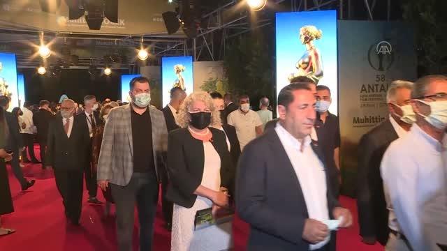 58. Antalya Altın Portakal Film Festivali'nin açılış galası, kırmızı halı geçişiyle başladı