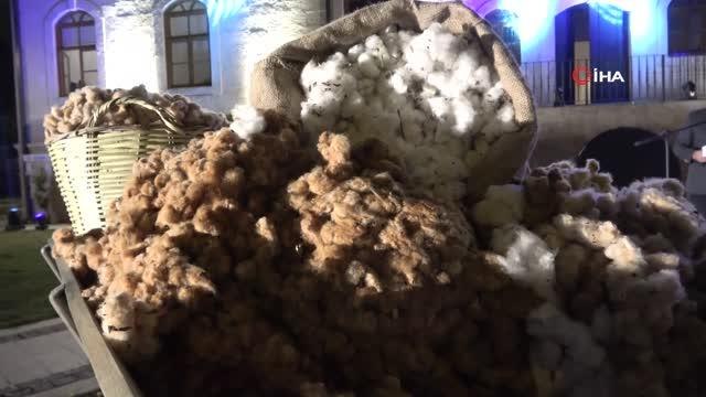 Renkli pamuktan hazırlanan kıyafetler defileyle sergilendi