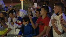 Numerosos aficionados reciben al Real Madrid en su hotel de concentración en Barcelona