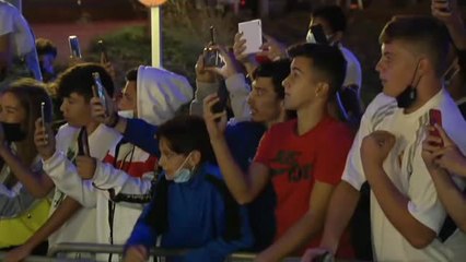 Download Video: Numerosos aficionados reciben al Real Madrid en su hotel de concentración en Barcelona