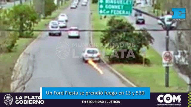 Un Ford Fiesta se prendió fuego en plena avenida 13 y sus ocupantes salieron a tiempo