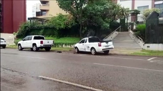 Carro é jogado contra árvore ao ser atingido por veículo na Minas Gerais